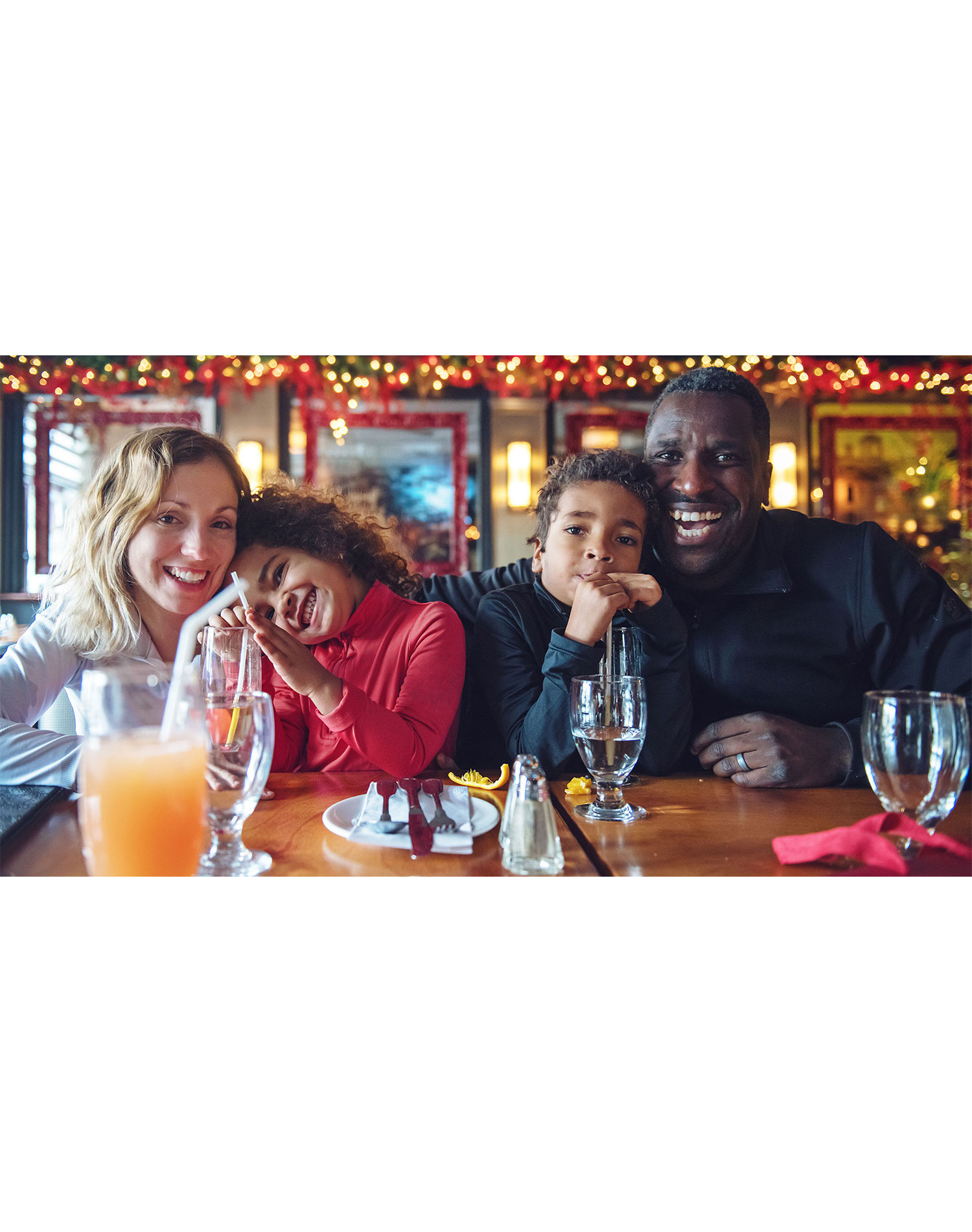 restaurants open on christmas: family at a table in a restaurant during the holidays